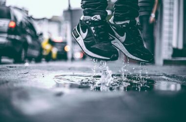 sneakers bij je zakelijke outfit