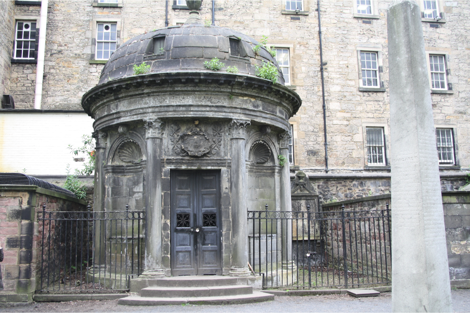 graftombe van George mackenzie op kirkyard