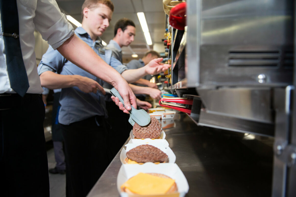 Eigen quarter pounder maken met Mc Donald's backstage