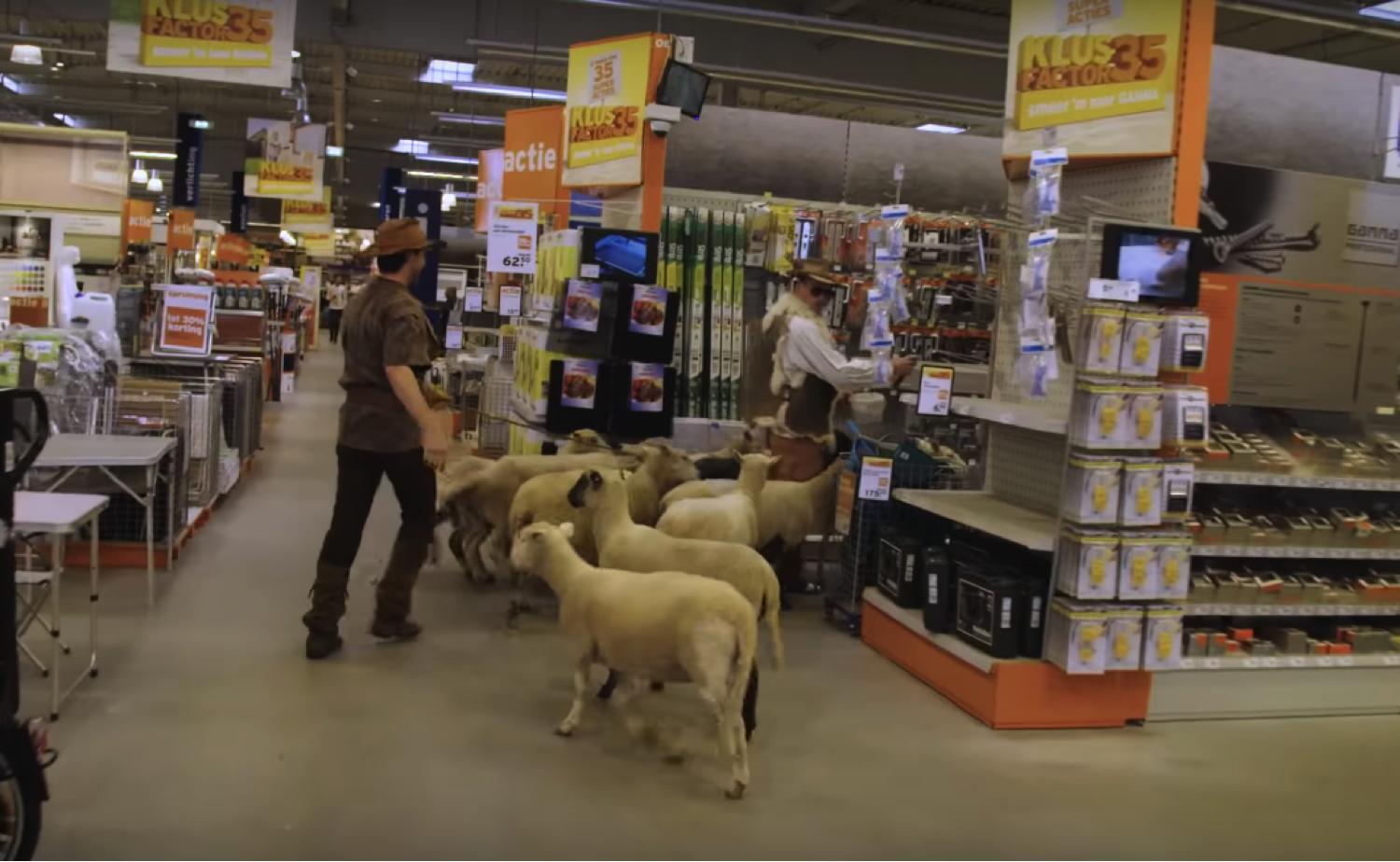 mannen van stuktv in bouwmarkt