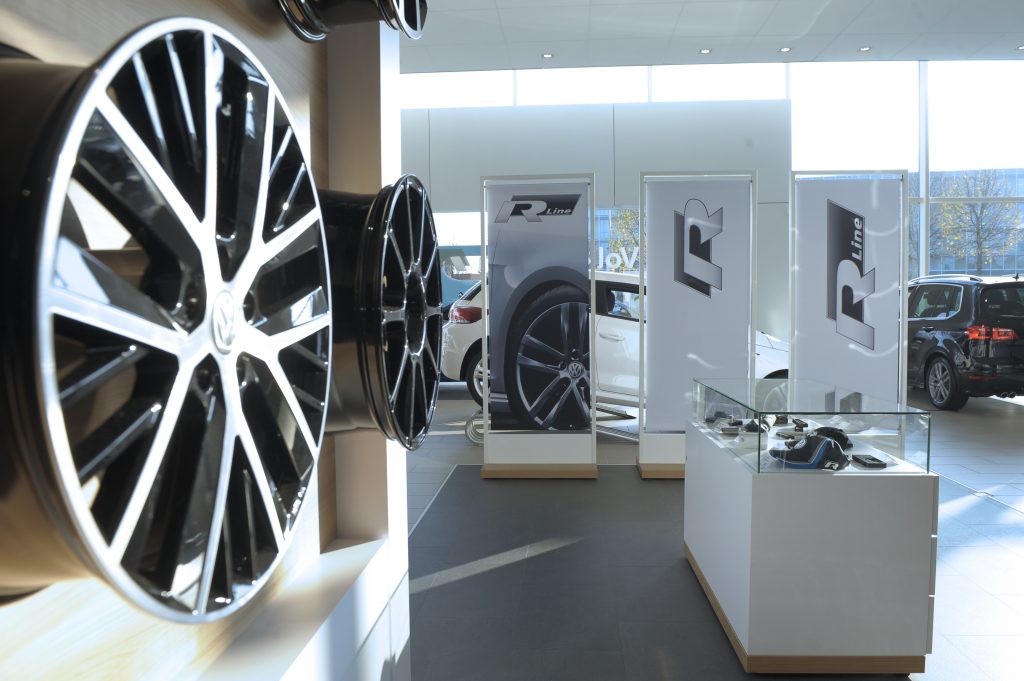 Velgen aan de muur bij volkswagen r dealer